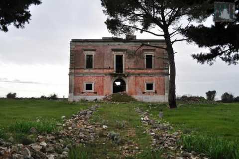 Quell'antica villa che domina la statale 100 dall'alto di una collina